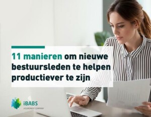 A person working at a desk with a laptop and paper. Text in Dutch about helping new board members be more productive.